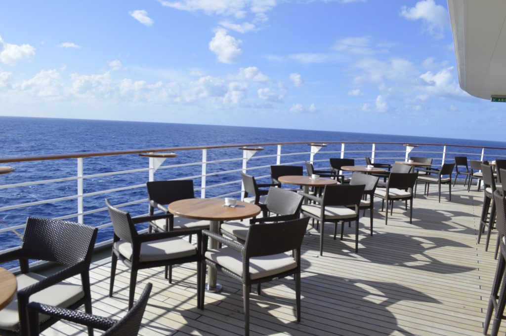 Restaurant im Freien an Bord eines Kreuzfahrtschiffes auf hoher See